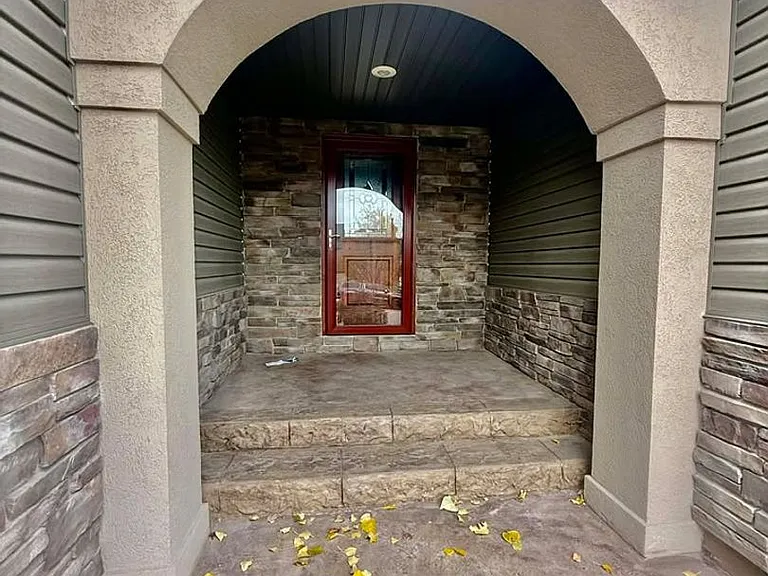 2749 Hillview Dr — Photo 2