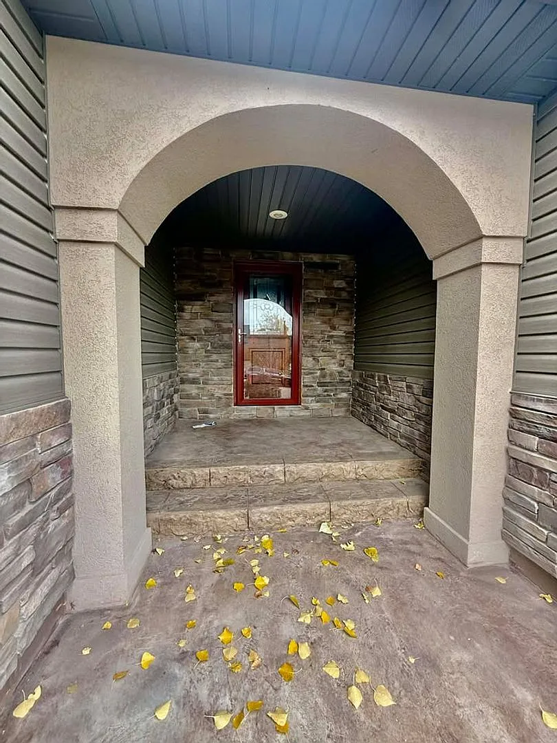 Building Photo - 2749 Hillview Dr