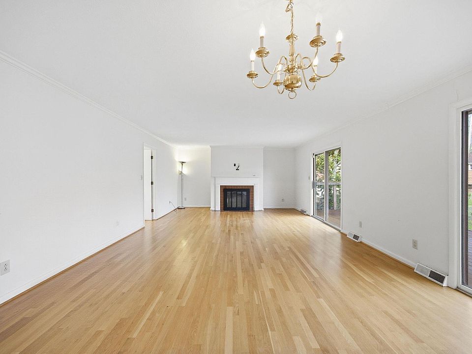 43rd image of 2044 Manor Dr