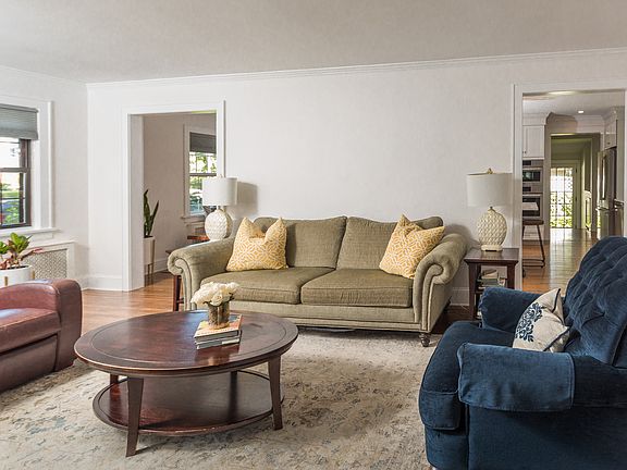 4th image of 45 Parkway E
