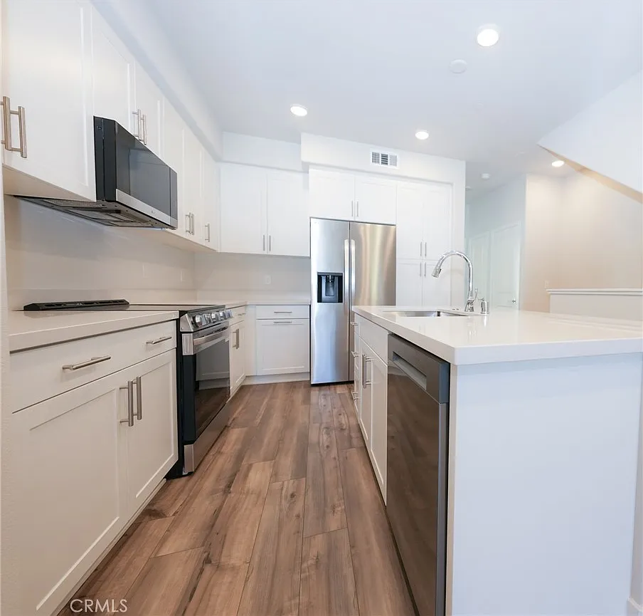 4 bed, 4.0 bath, 1672 sqft, $3,400 — Photo 1