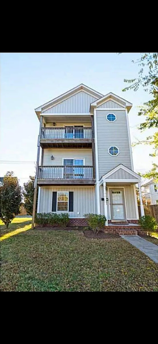 Building Photo - 220 Segar St