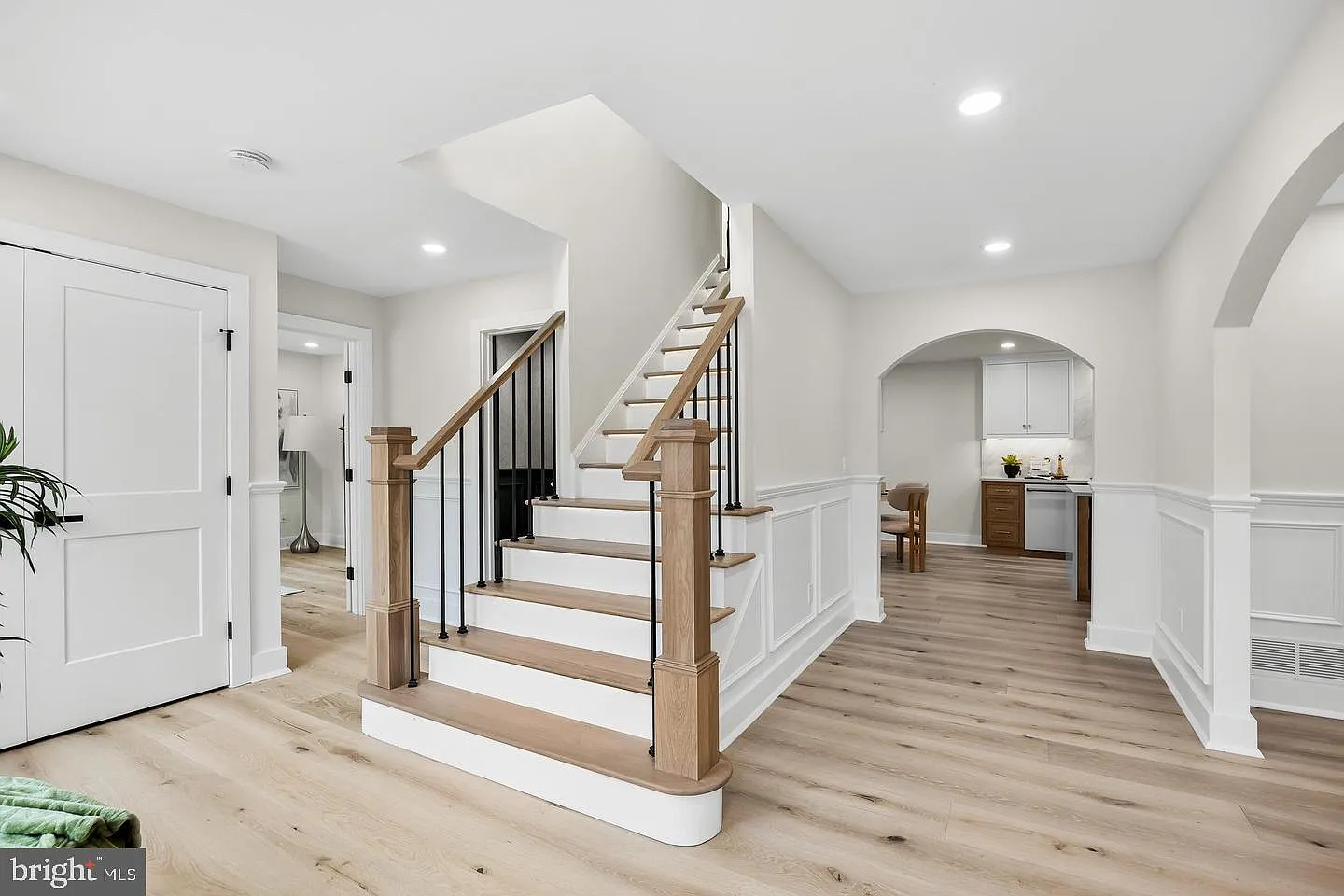 4 bed, 4.0 bath, 3633 sqft, $10,000 — Photo 2