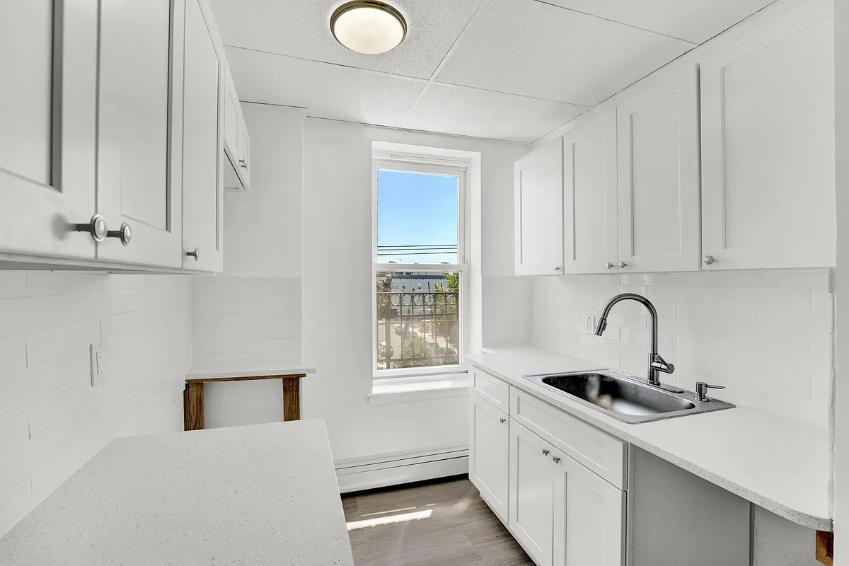 Building Photo - 1089 Summit Ave #12