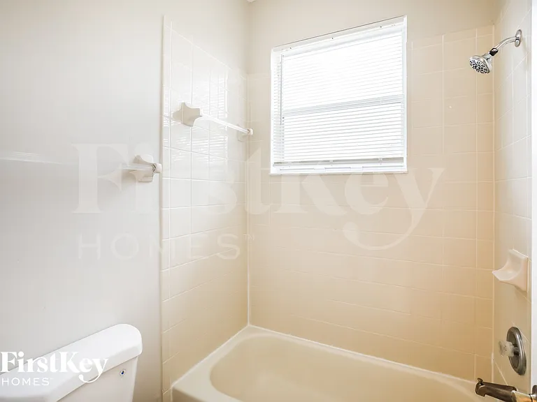 2281 NE 42nd Cir — Photo 11