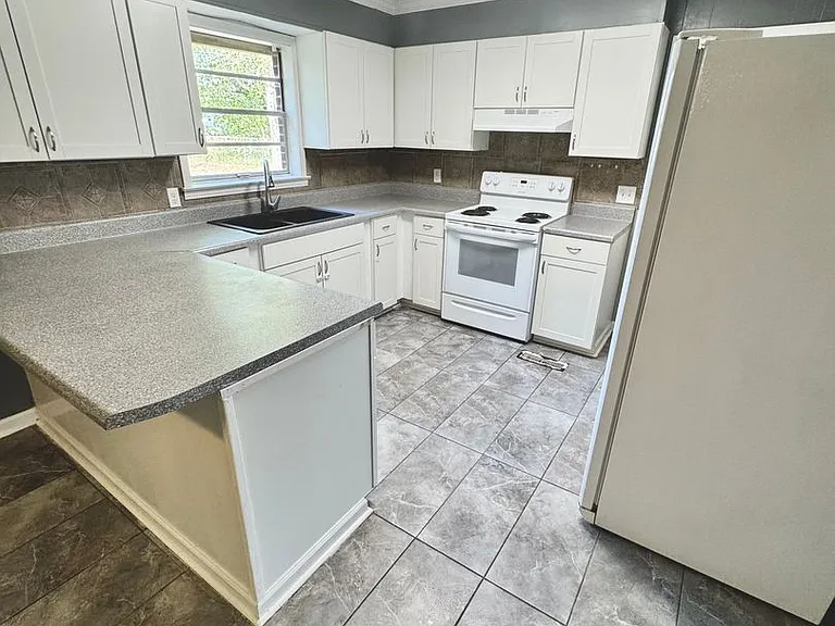 304 Azalea Dr — Photo 3