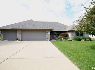 1328 Velde Dr, Pekin, IL 61554