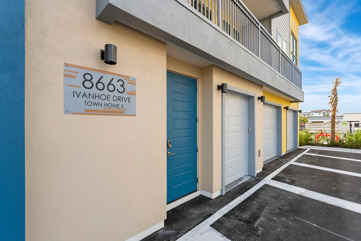 Building Photo - 8663 Ivanhoe Dr