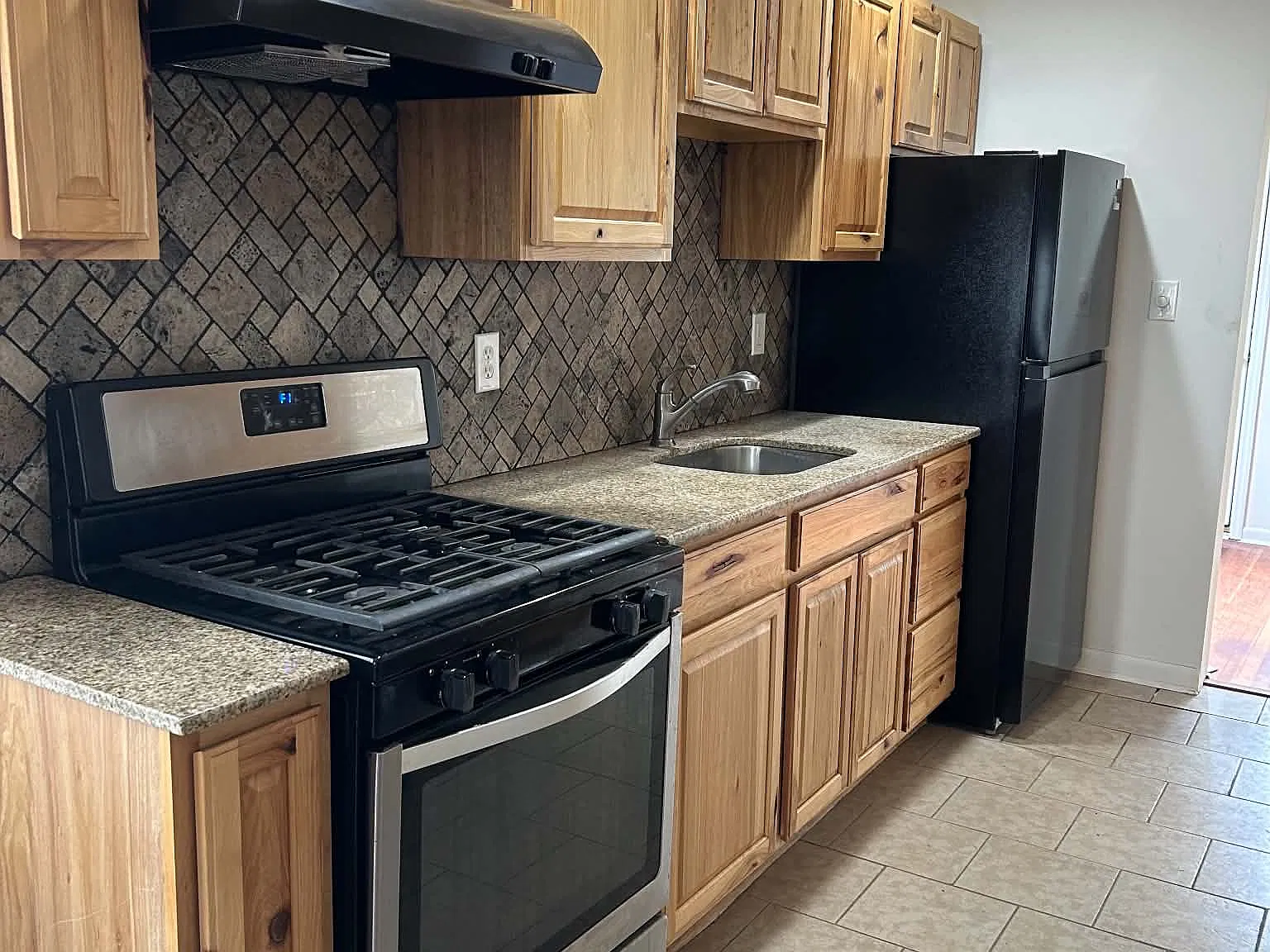2 bed, 825 sqft, $1,775 — Photo 2