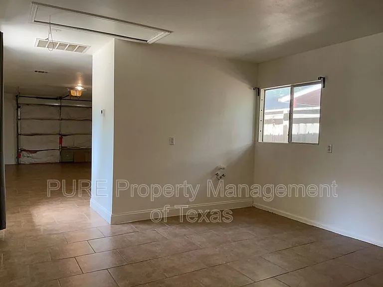 2517 E 4th St — Photo 24