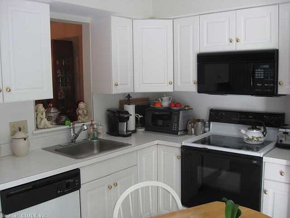 4th image of 76 Manorwood Dr