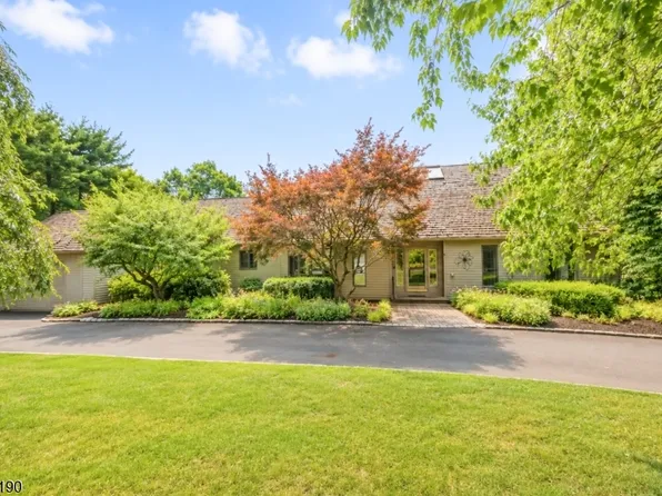 8 Woods Ln, Chatham Boro, NJ 07928