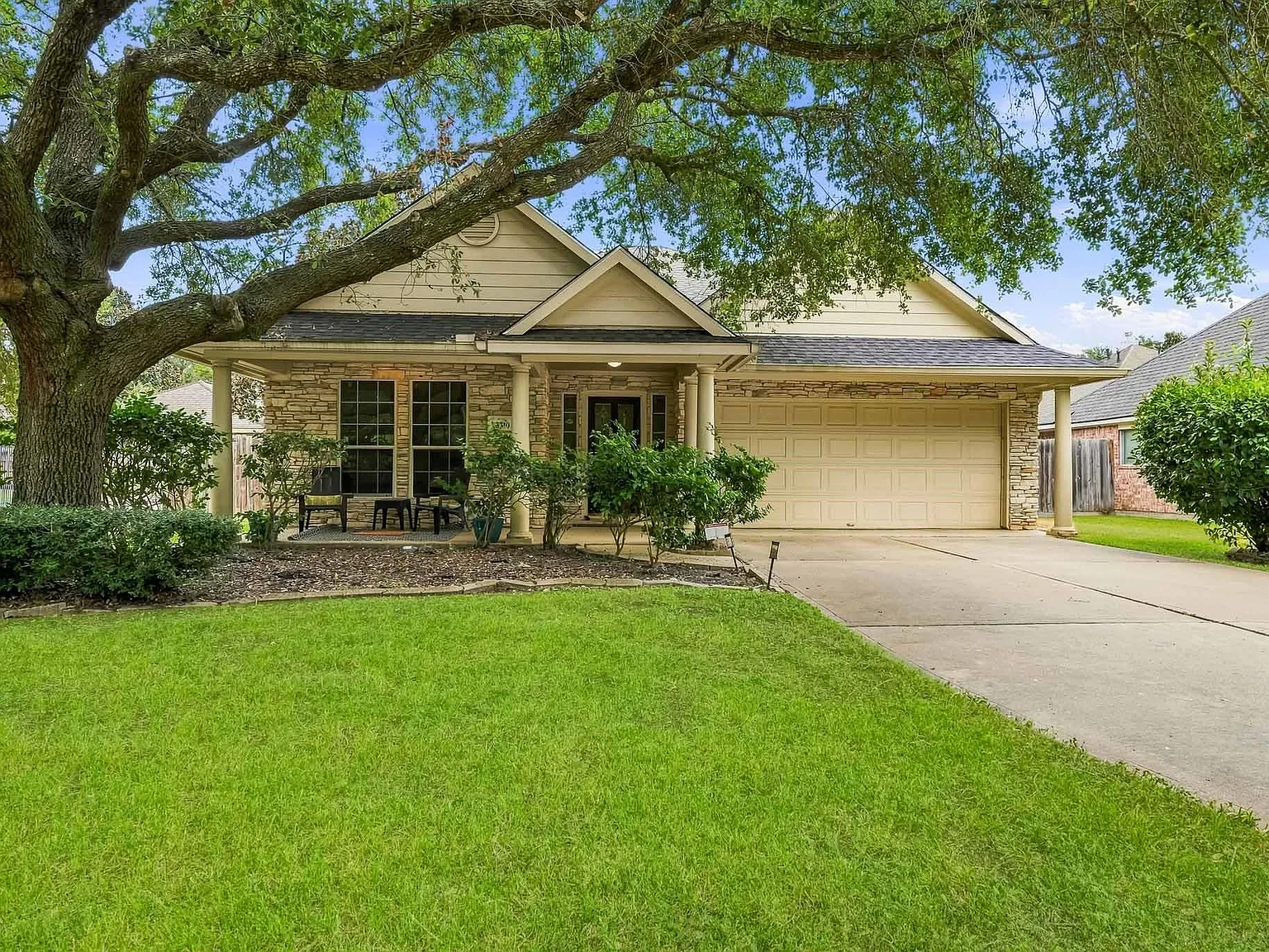 4 bed, 2.0 bath, 2298 sqft, $2,200 — Photo 1