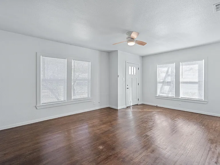 105 Riverside Dr — Photo 3