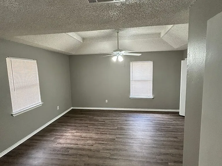 404 Jordan Ln — Photo 10