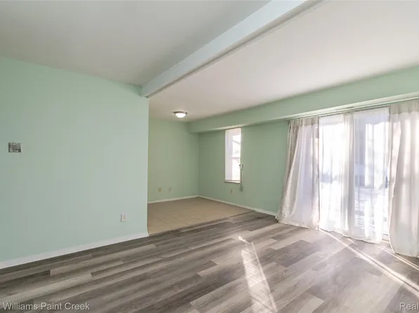 31993 W Twelve Mile Rd Unit 109, Farmington, MI 48334