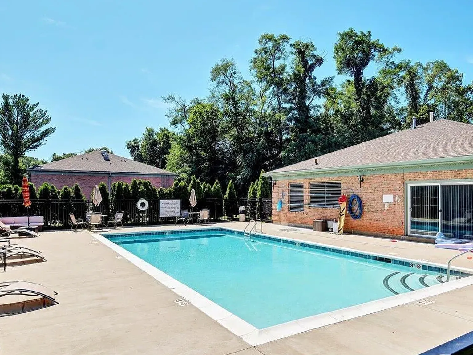 2 bed, 1109 sqft, $1,585 — Photo 3