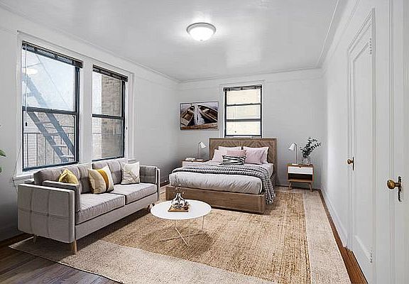 3rd image of 102 W 79th St APT 4G