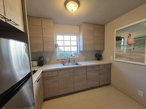 5th image of 1007 SE 2nd Ct APT 1