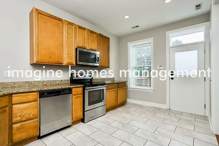 3 bed, 1.0 bath, 1170 sqft, $1,600 — Photo 3