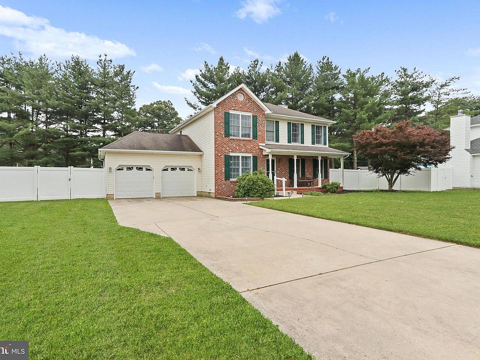 1st image of 7 Pin Oak Dr