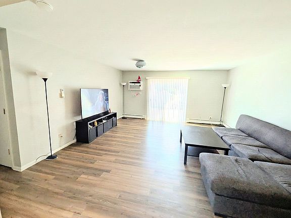 3rd image of 1243 Brown St APT 2G