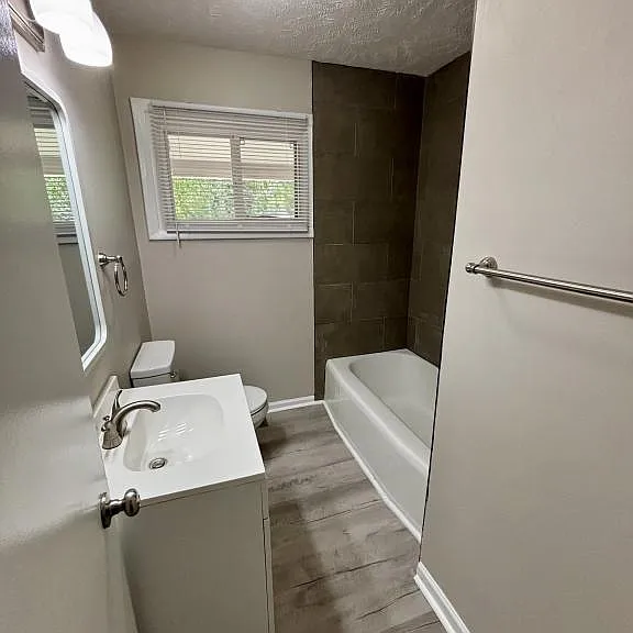 330 Richmond Dr — Photo 12