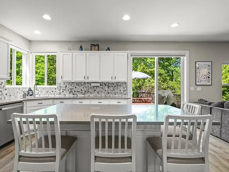 15812 NE 18th Ct — Photo 3