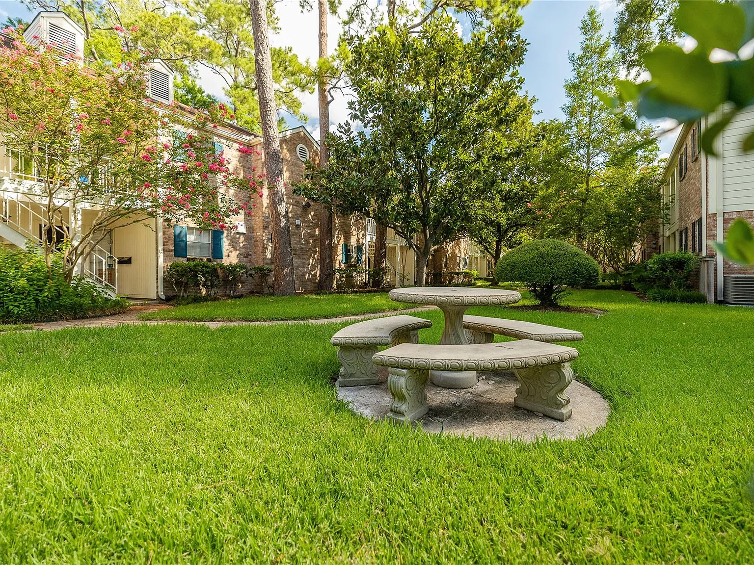 1 bed, 1.0 bath, 903 sqft, $1,550 — Photo 3