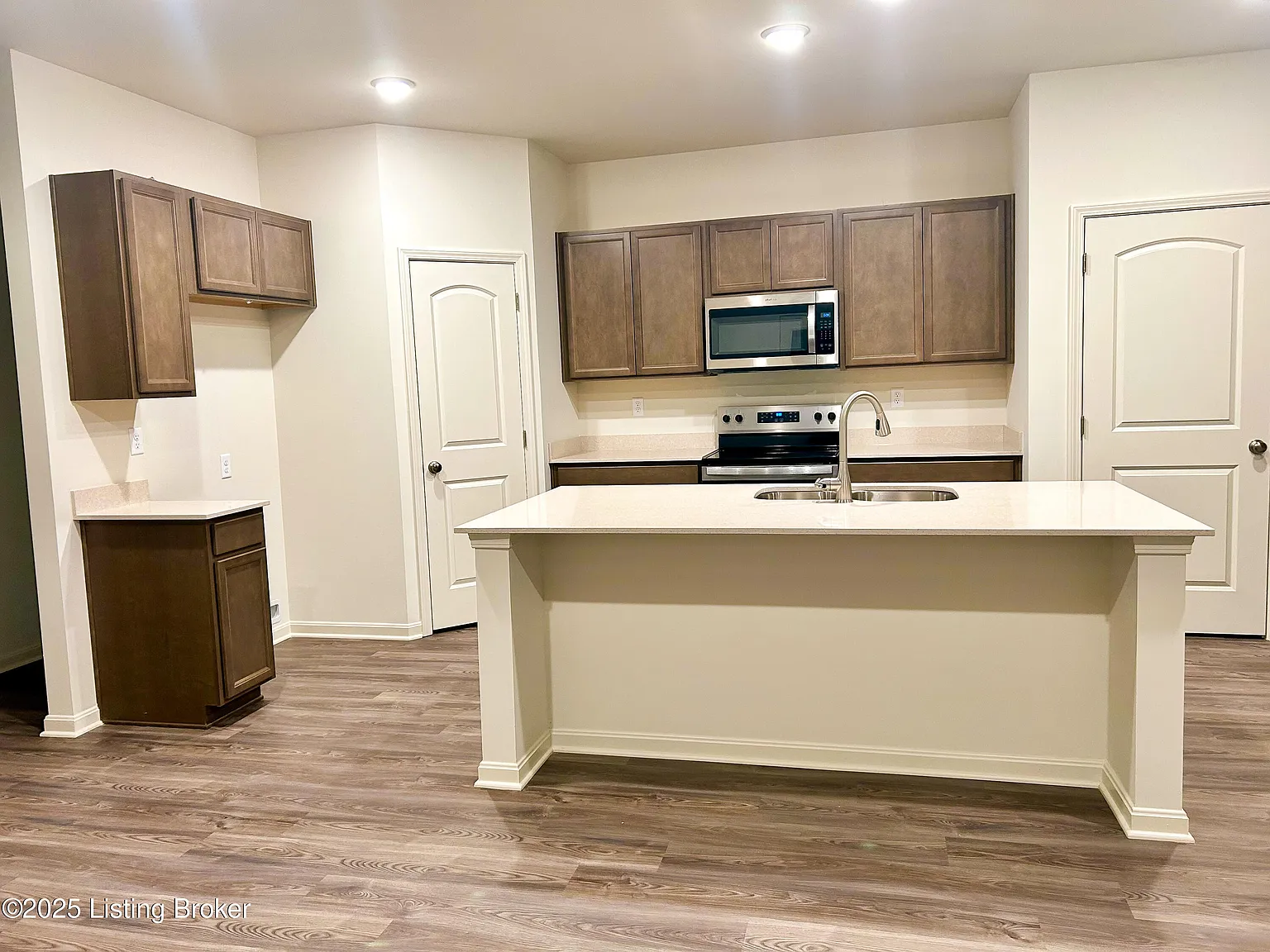 4 bed, 2.5 bath, 2602 sqft, $2,600 — Photo 3