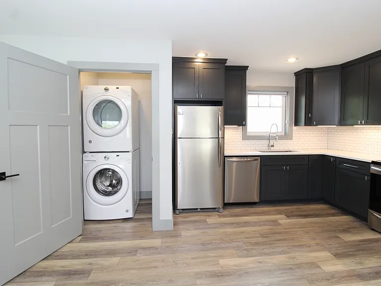 400 SW E St — Photo 3