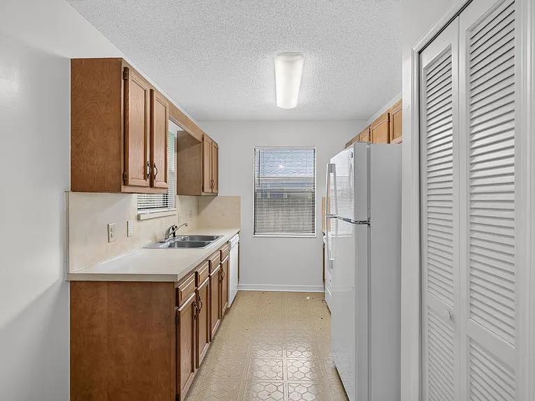 1445 Classic Oak Rd W — Photo 12