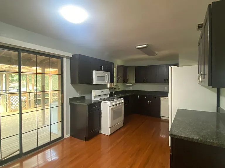2516 McArthur St — Photo 11