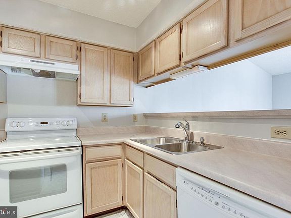 2nd image of 1504 Lincoln Way APT 407