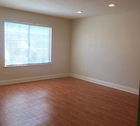 5th image of 2112 E Cromwell Ave