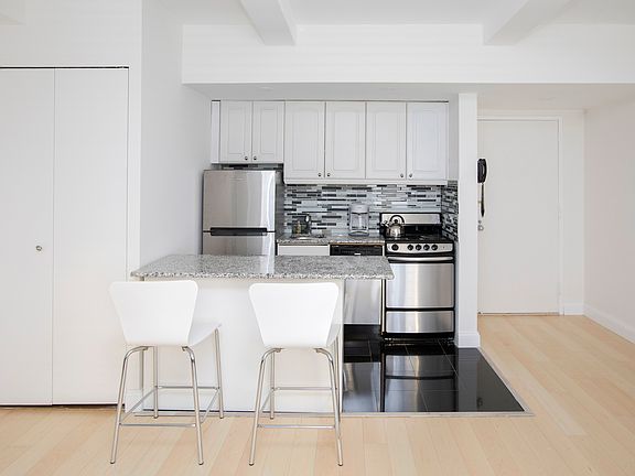 4th image of 150 W 51st St APT 1135