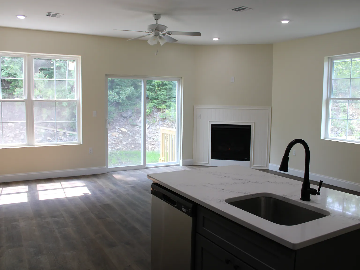 3 bed, 2.5 bath, 2600 sqft, $3,000 — Photo 3