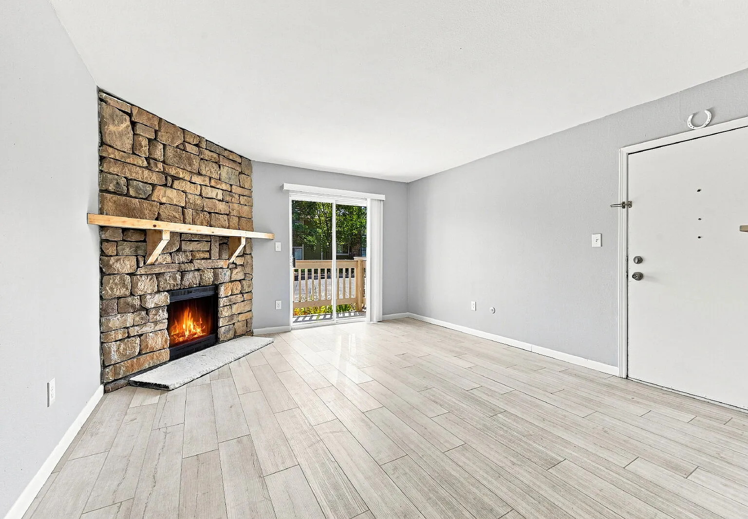 2 bed, 2.0 bath, 904 sqft, $1,621 — Photo 3