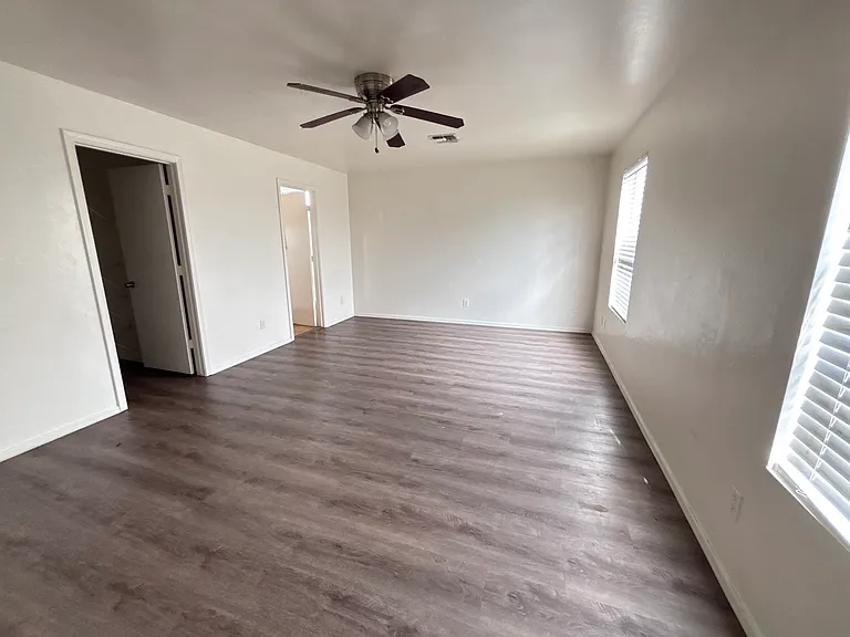3134 W Huntington Dr — Photo 5