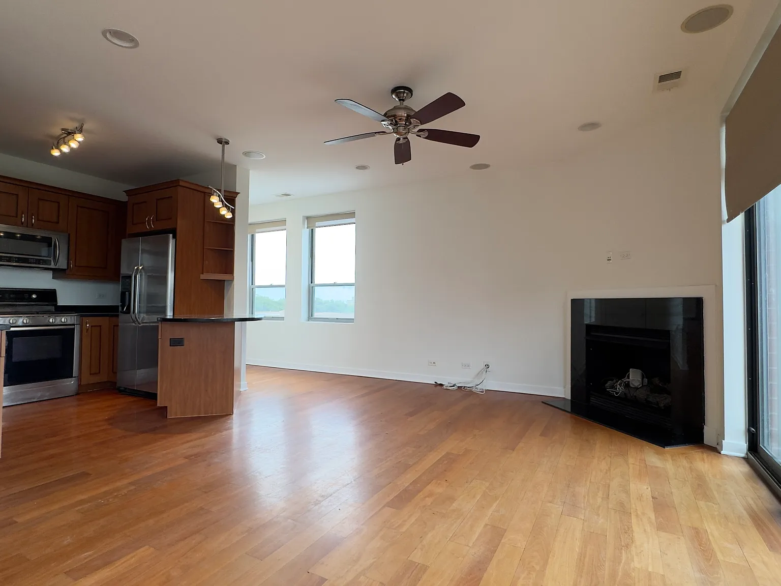 3 bed, 2000 sqft, $3,595 — Photo 4
