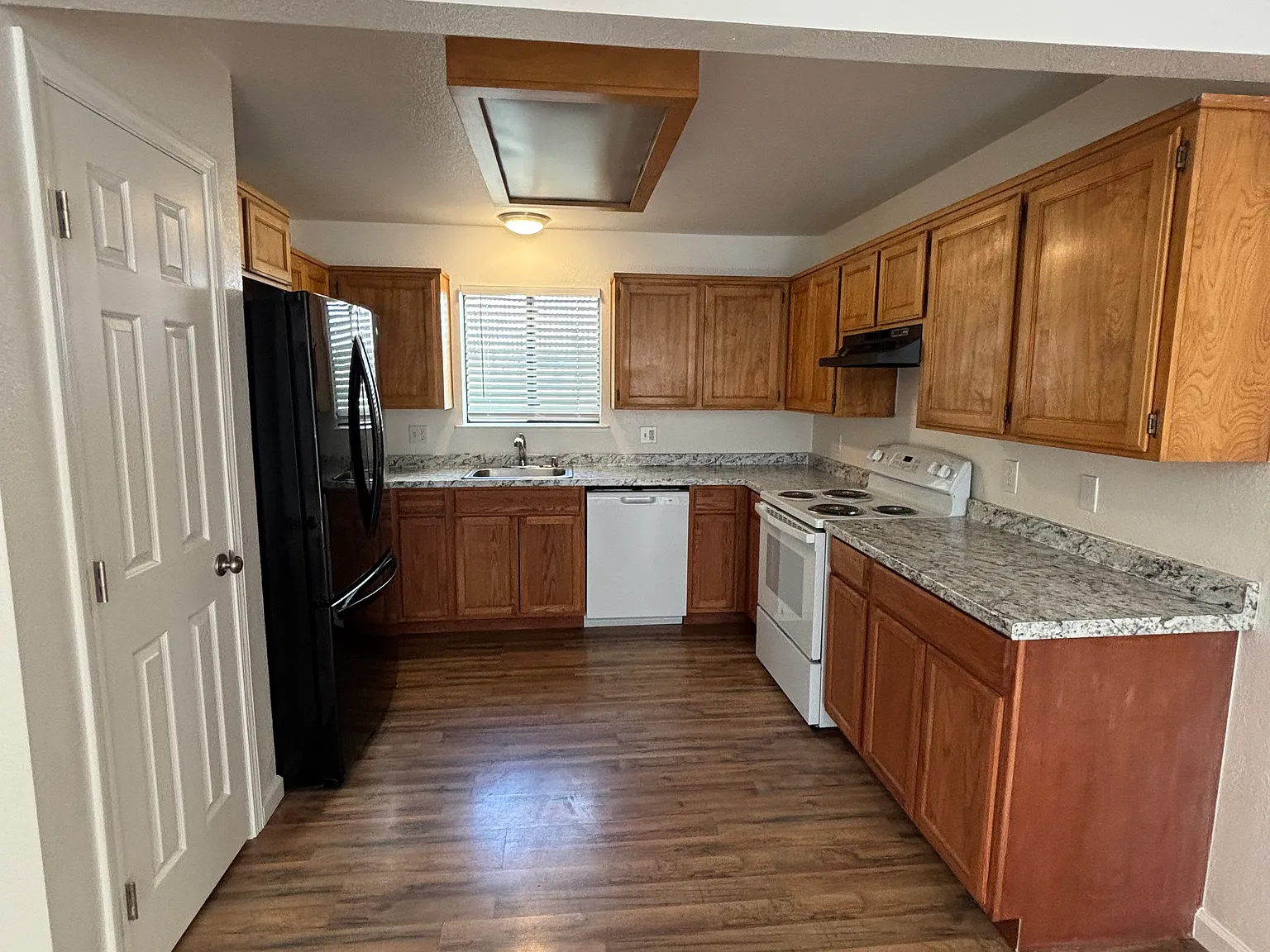 2 bed, 900 sqft, $2,000 — Photo 2