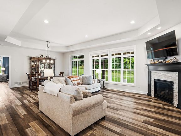 3rd image of 758 Prairie Hill AVENUE