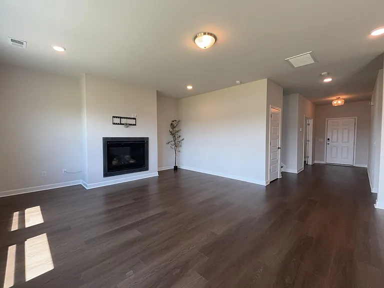 445 Navona Dr — Photo 10
