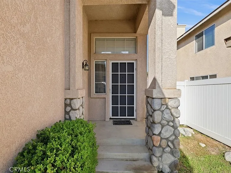 930 Primrose Ln — Photo 3