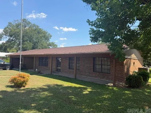 923 Japonica Dr, Wake Village, TX 75501