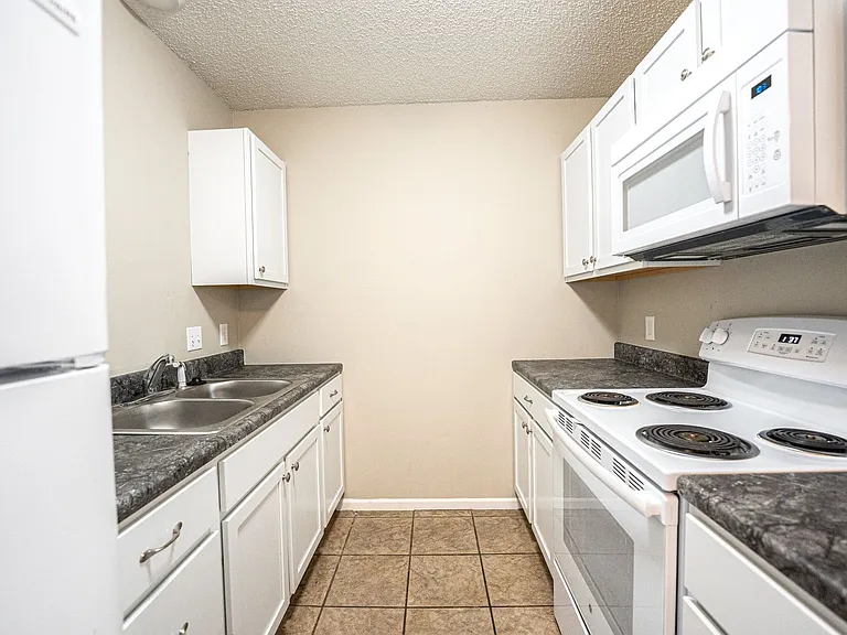 440 E Madison St — Photo 27