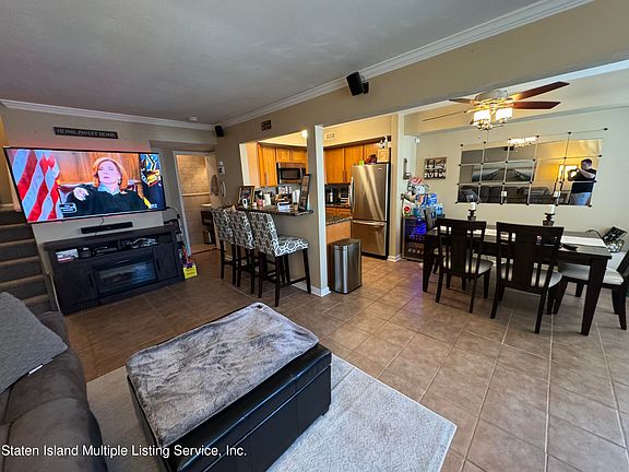 2nd image of 41 Country Dr W