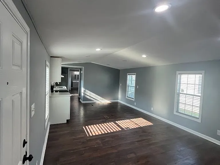 5627 Hardwick Ln — Photo 10
