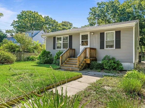 12 Mohawk Place, Selden, NY 11784