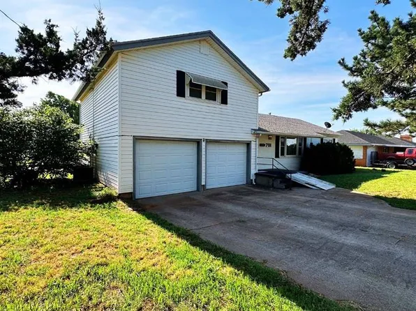 701 S 18th St, Clinton, OK 73601